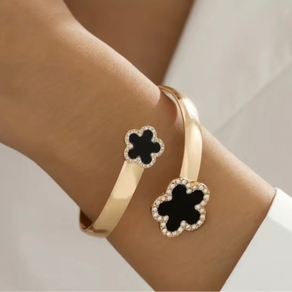 Jewelry - Gold 18k Gold Plated Clover Cubic Zirconia Charm Bracelet